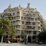 La Pedrera (Casa Milà) in Barcelona, with an undulating stone façade and sculpted chimneys on the roof.